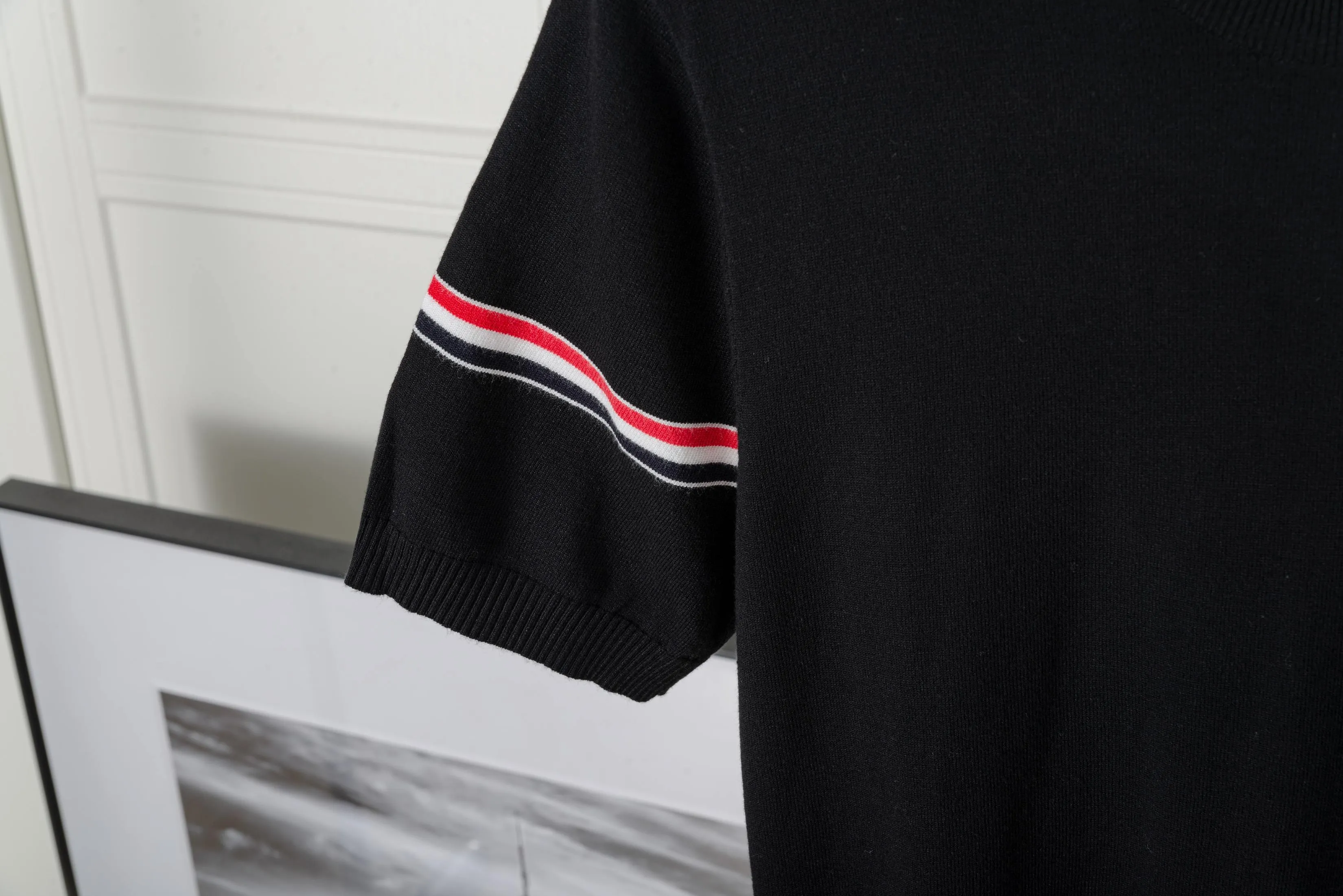 𝑻𝒉𝒐𝒎 𝑩𝒓𝒐𝒘𝒏𝒆Classic Thom Browne T Classic Breathable Authentic Quality + Authentic + Same Style Size：0/1/2/3/4 ：White/Black/Navy Blue/Light Gray/Dark Gray